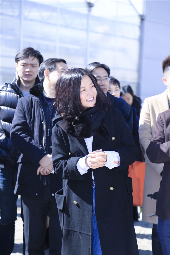 導(dǎo)演趙薇心情愉悅.jpg